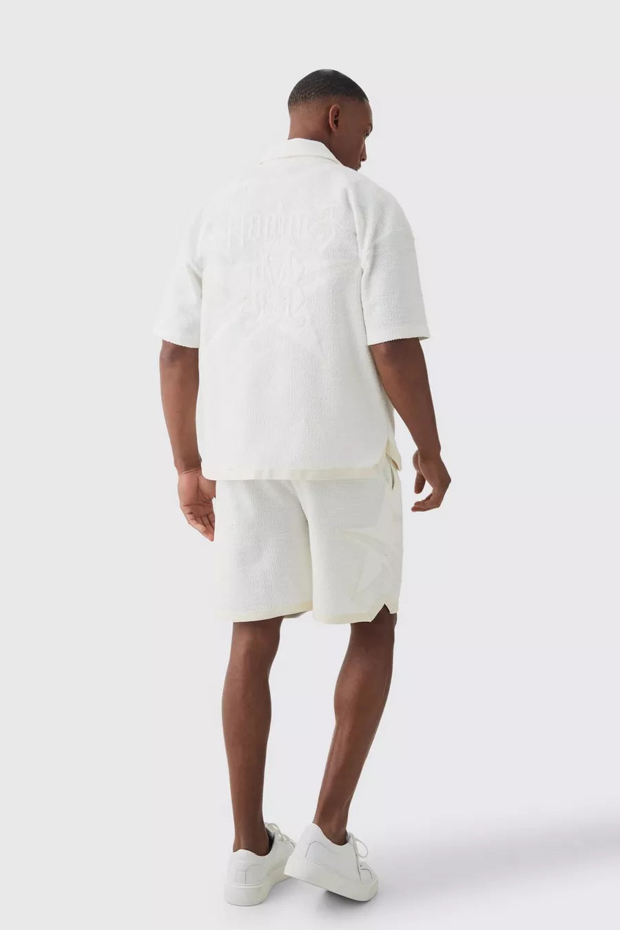 Boohoo LOOSE FIT TEXTURED STAR EMBROIDERED BASKETBALL SHORT in off white
