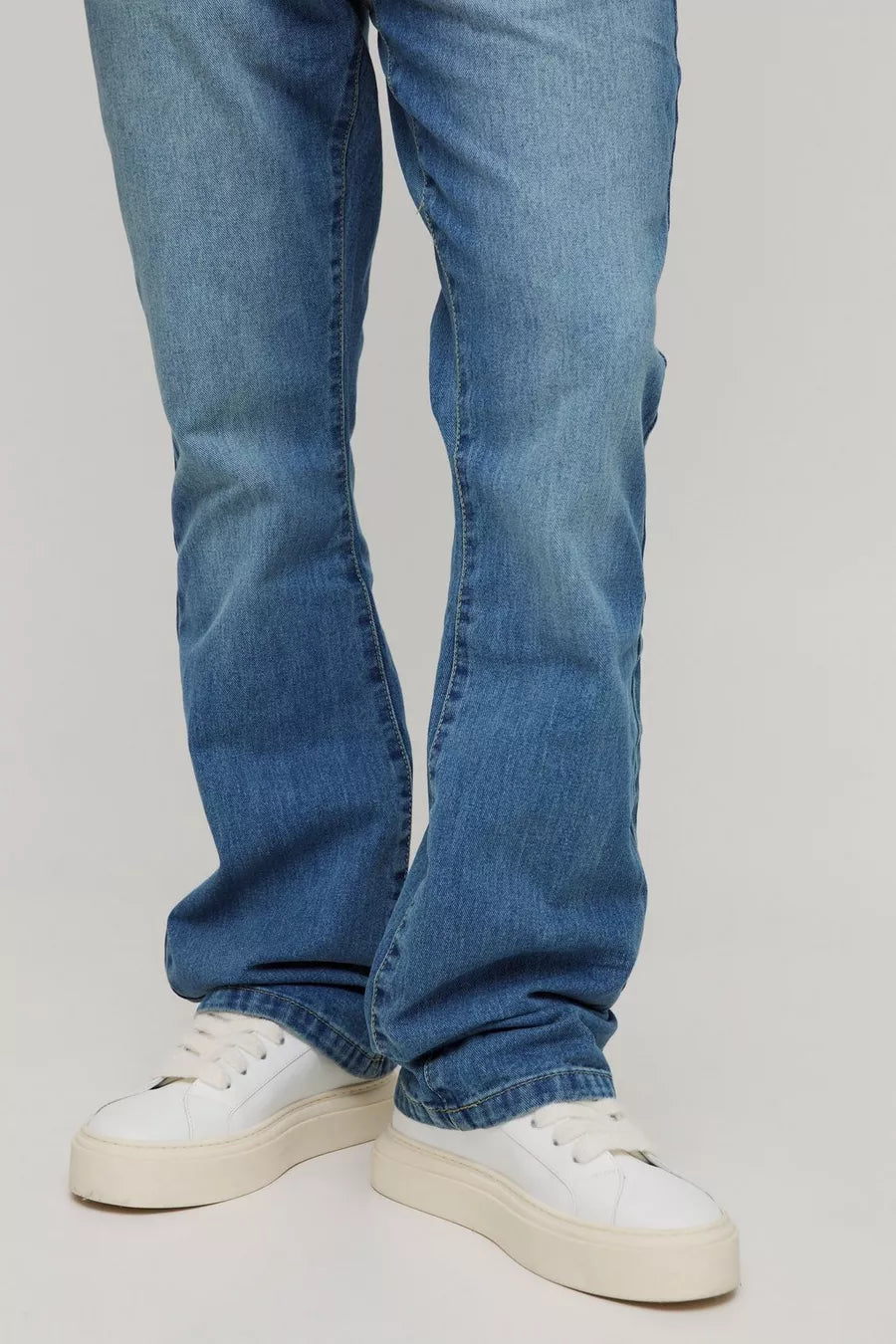 Boohoo slim rigid flare jean vintage blue