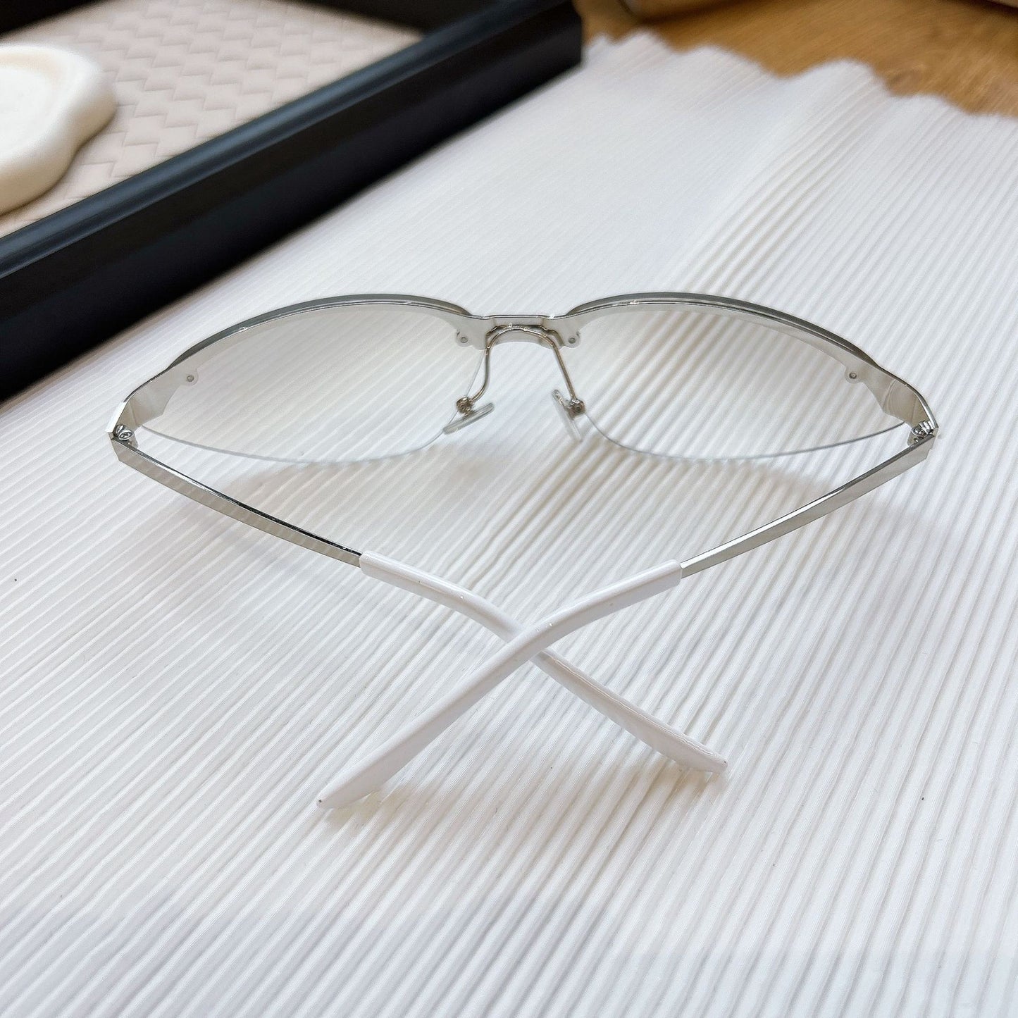 Oval metal frame glasses