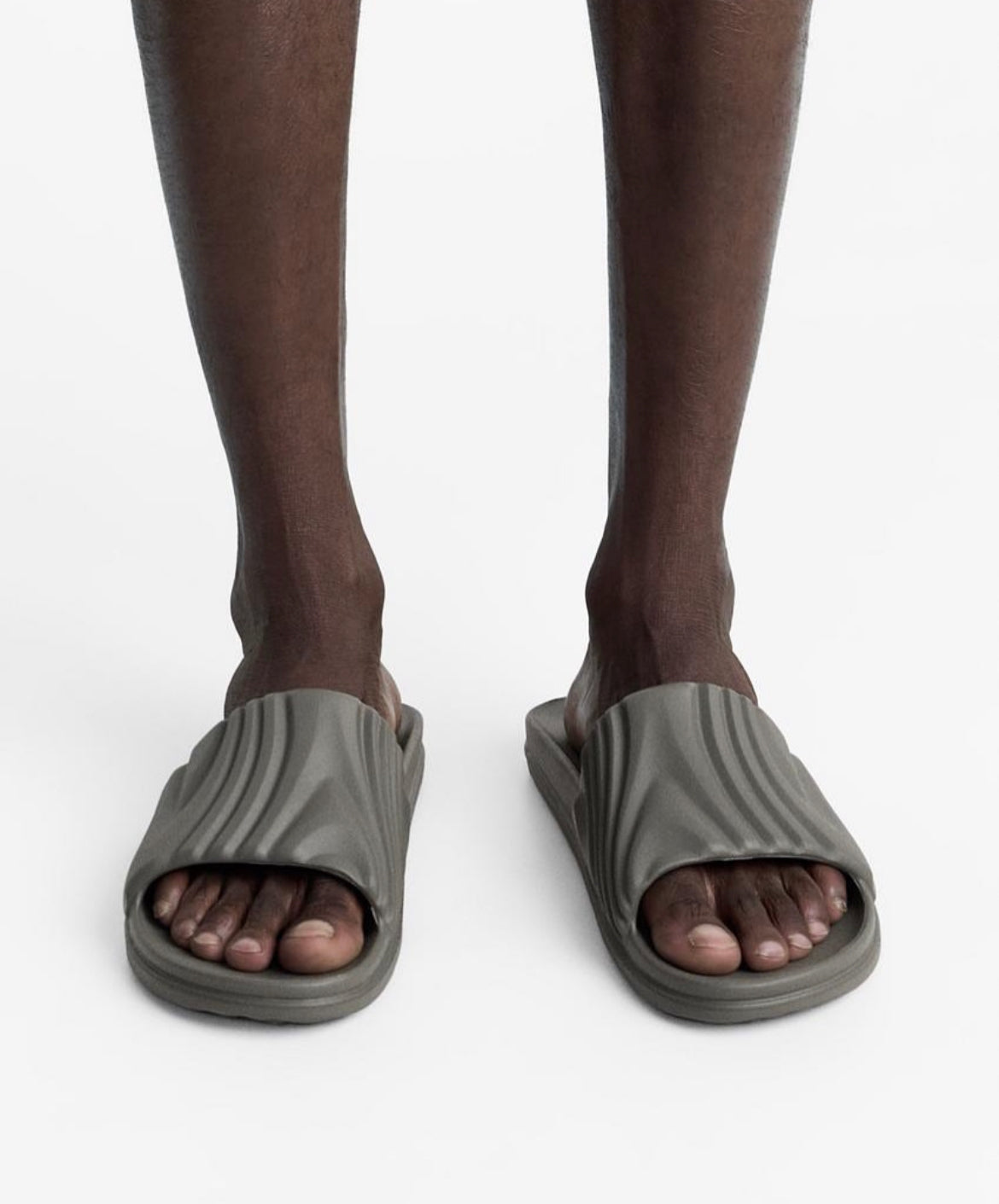 Zara textured monochrome slider