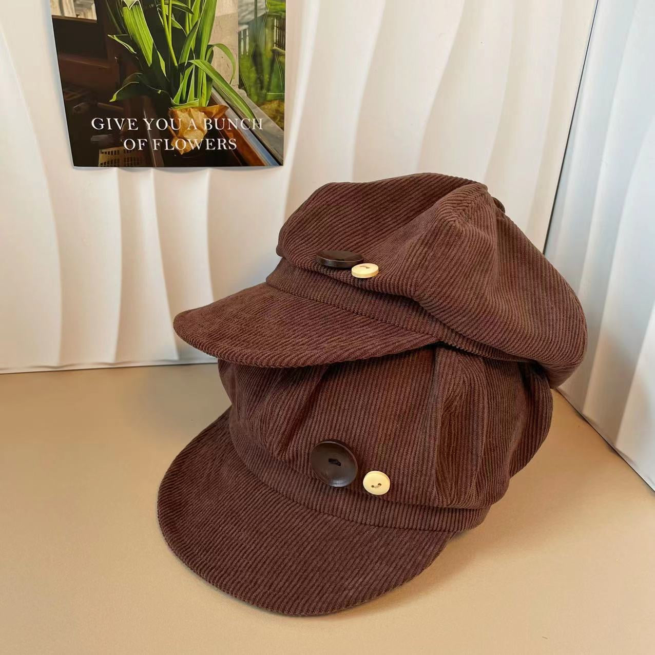 Corduroy newsboy hat in brown
Size: Large