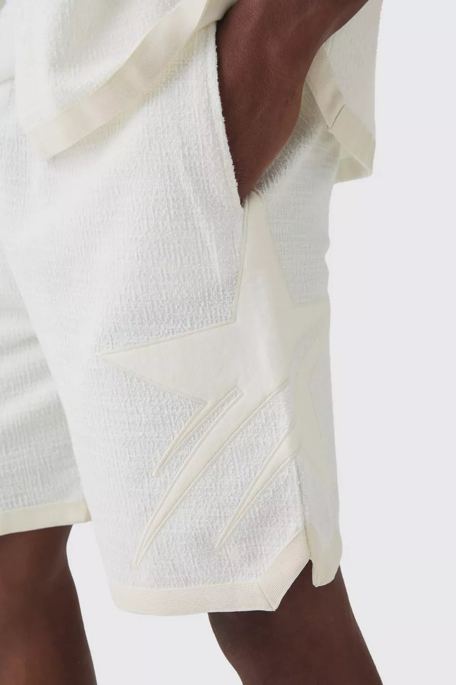 Boohoo LOOSE FIT TEXTURED STAR EMBROIDERED BASKETBALL SHORT in off white
