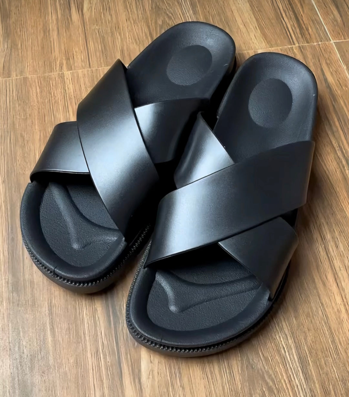 Rubberized crisscross slippers