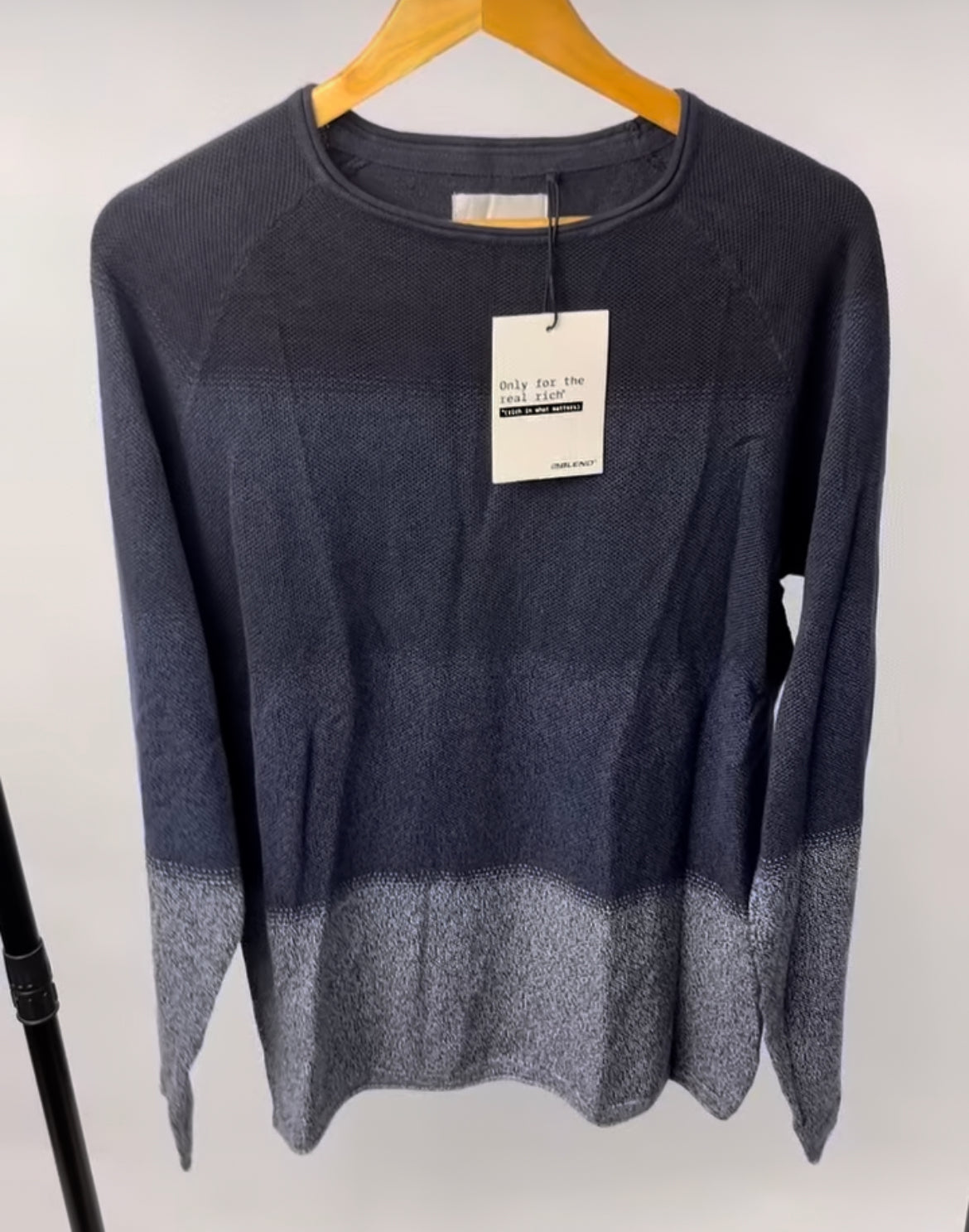 Blend sweater/sweatshirt. size: Large