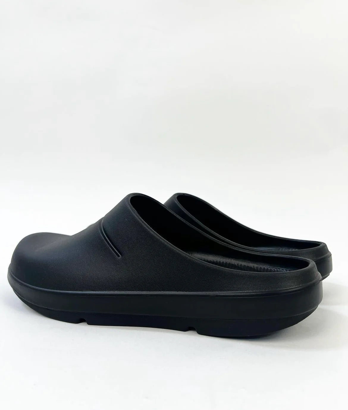 Orthopedic mould clogs in black
