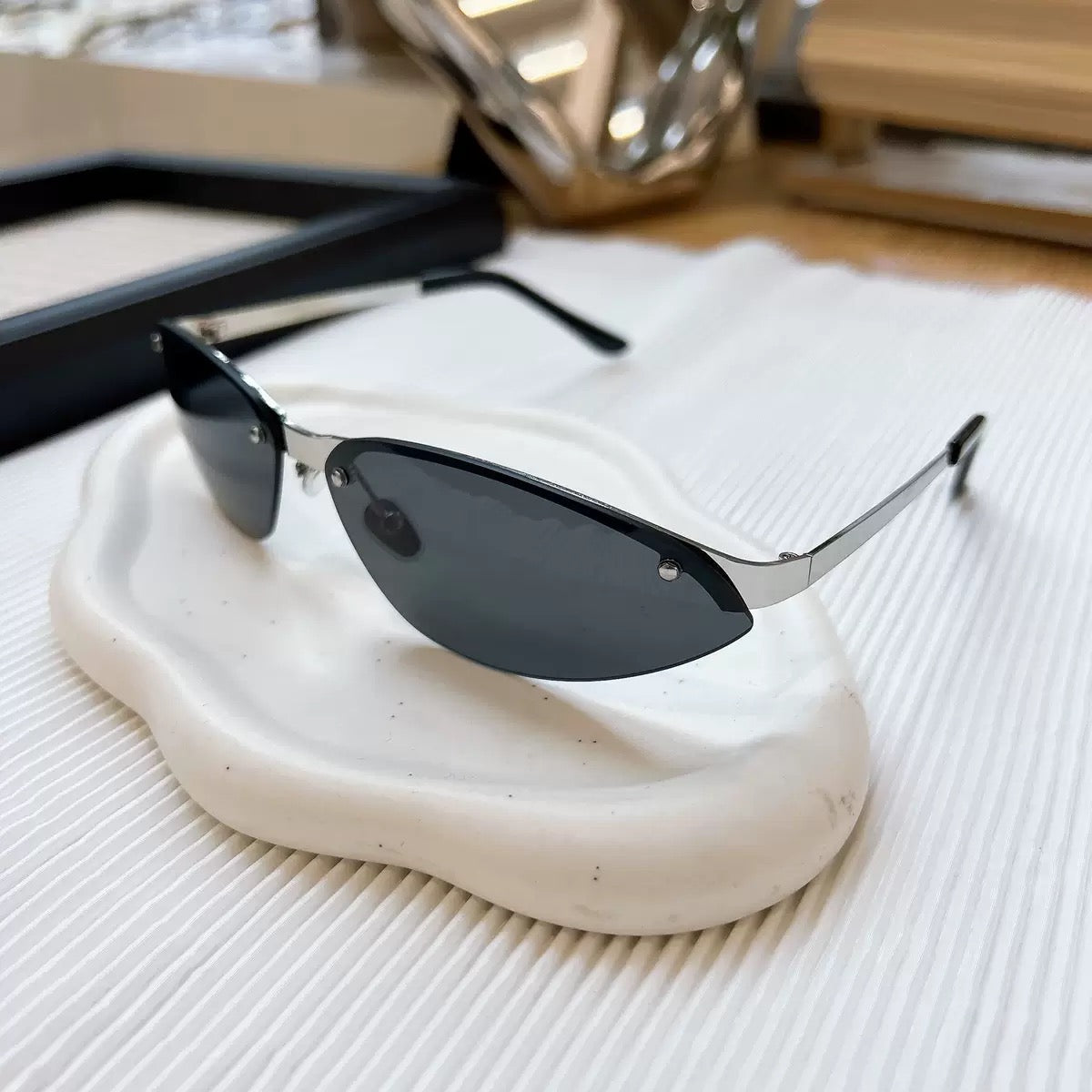 Oval metal frame glasses