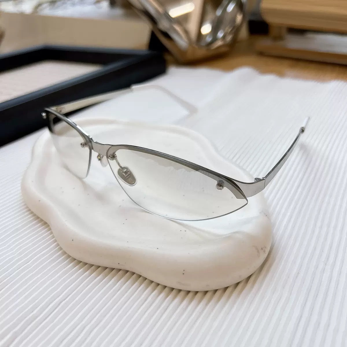 Oval metal frame glasses