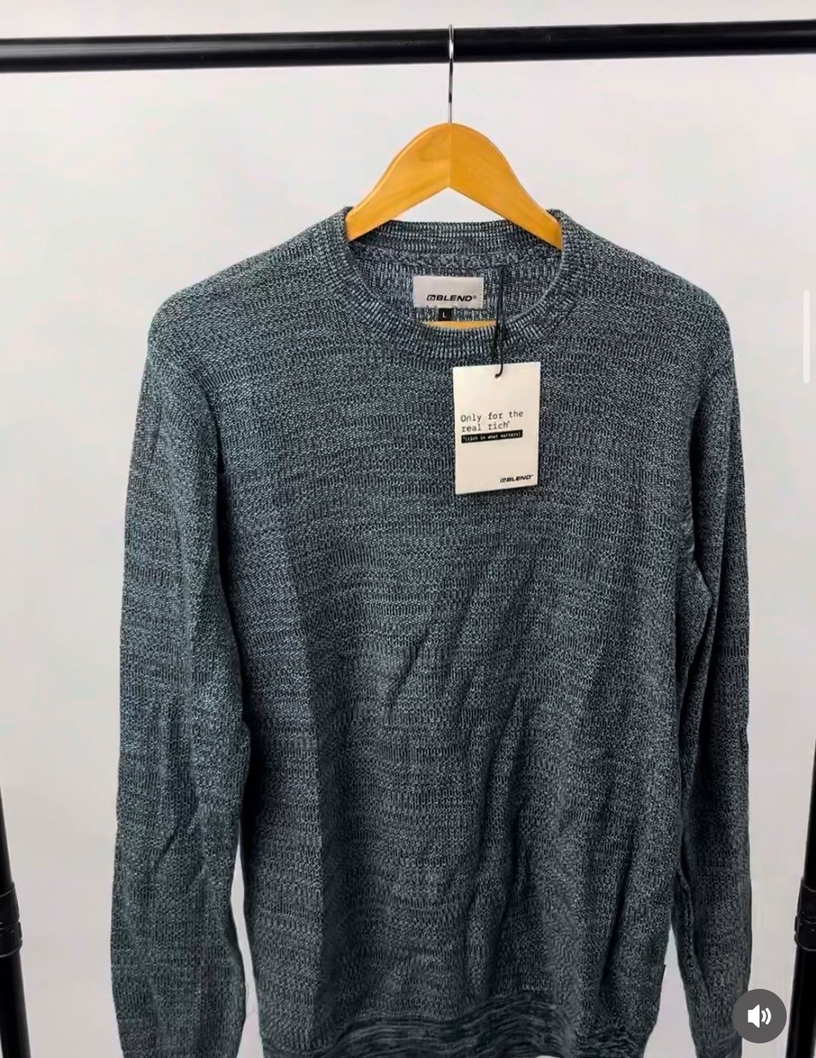 Blend sweater/sweatshirt.        size: Large