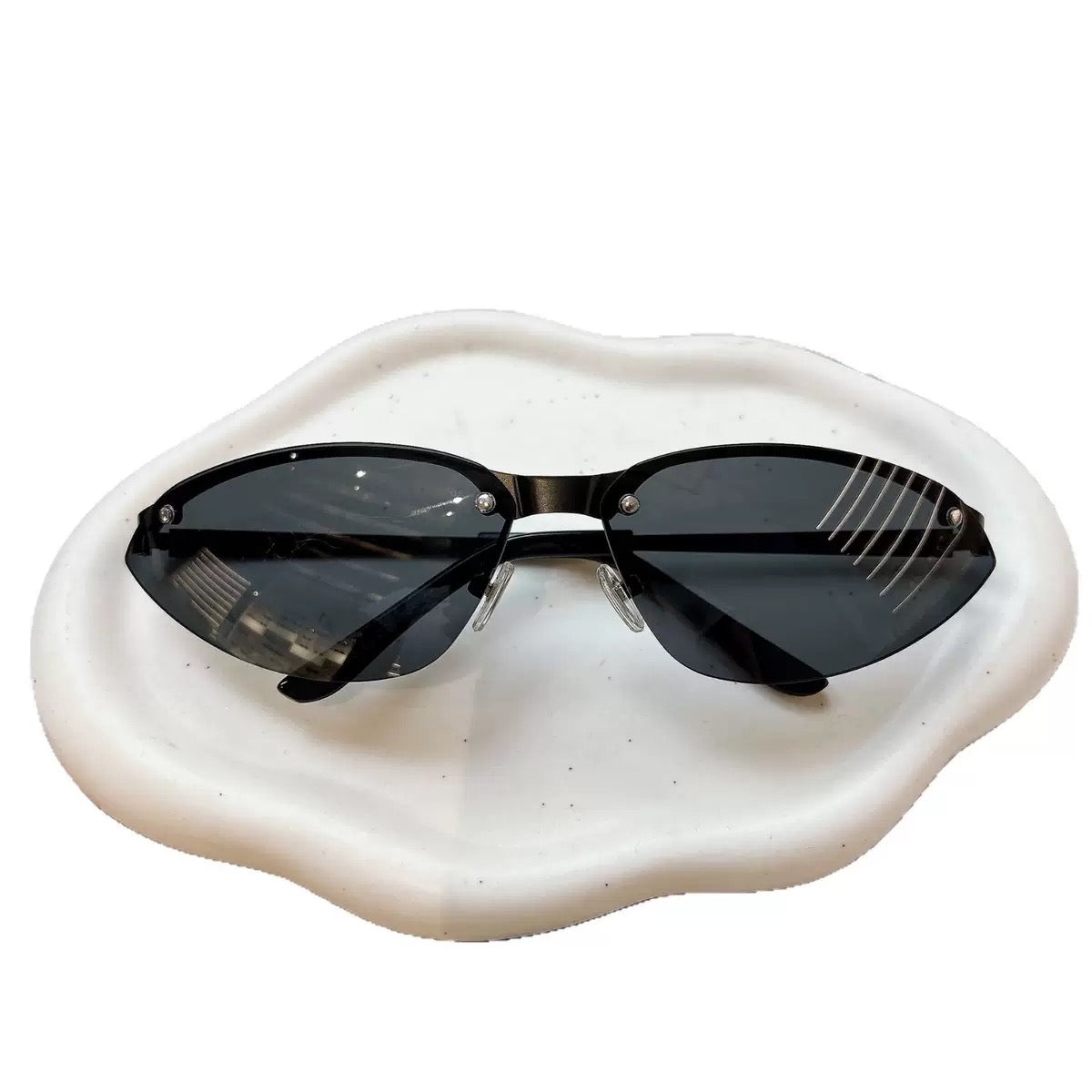 Oval metal frame glasses