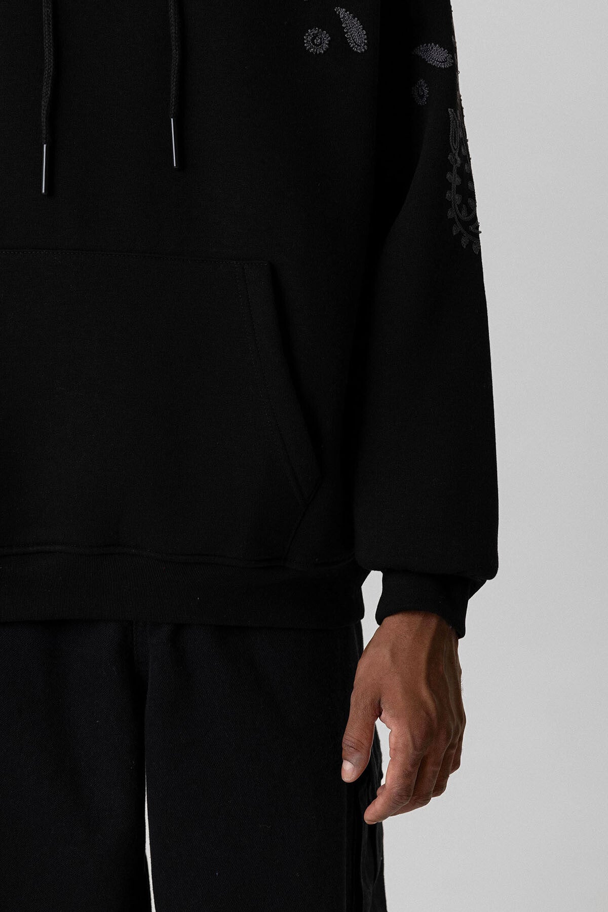 VAMOS PALSLEY PATTERNED OVERSIZE HOODIE BLACK