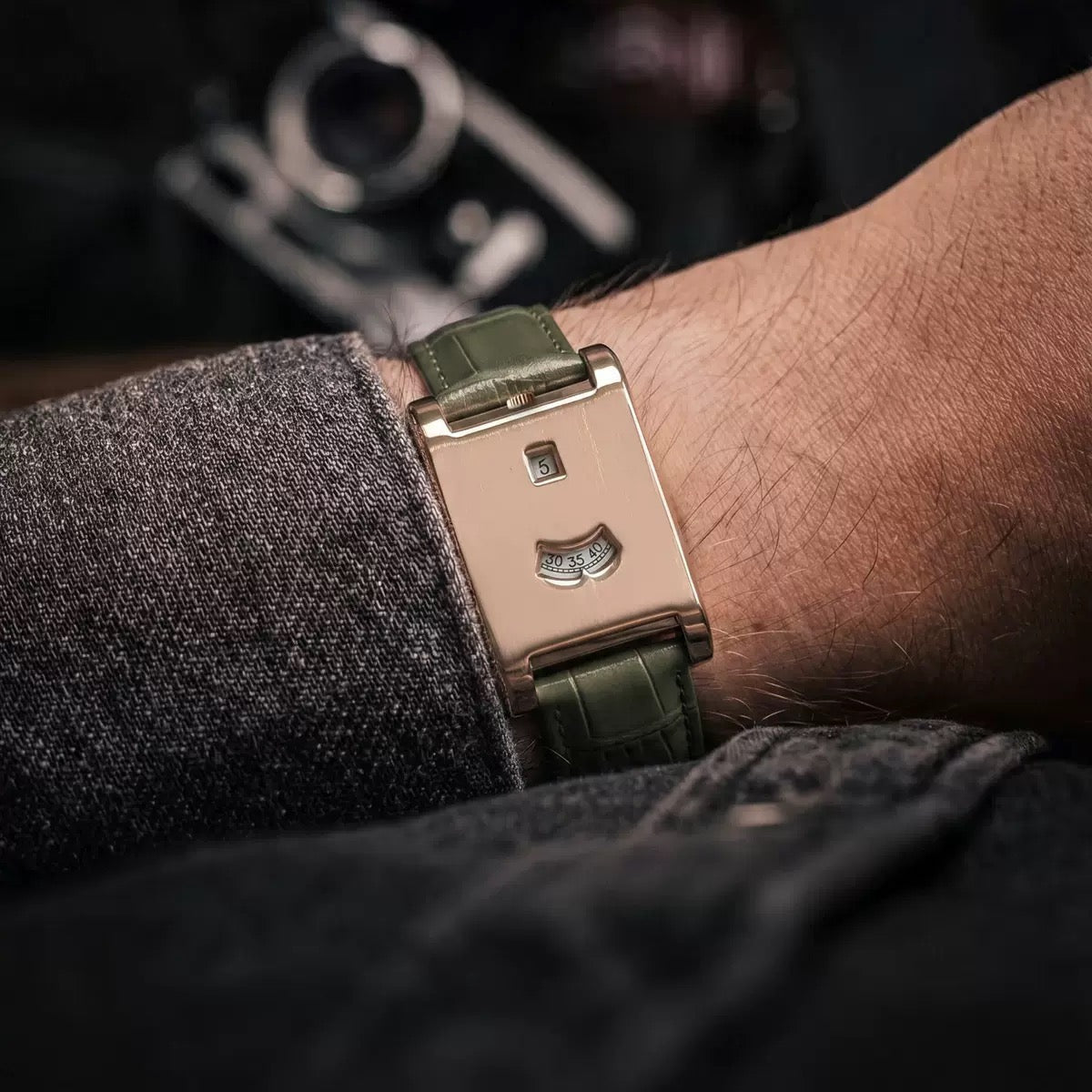 Shell date leather watch