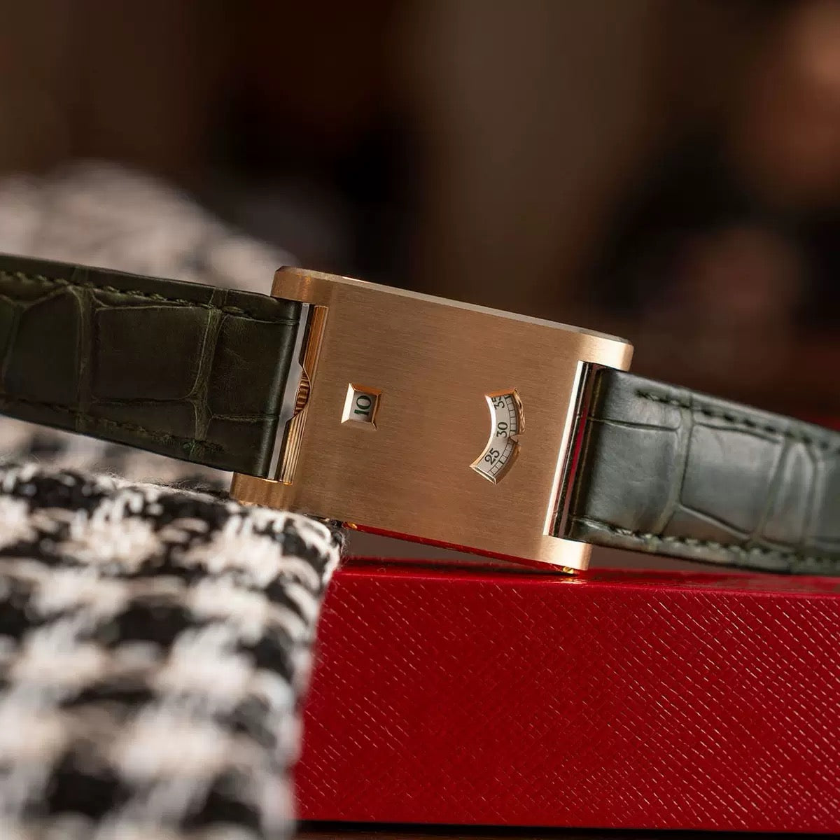 Shell date leather watch